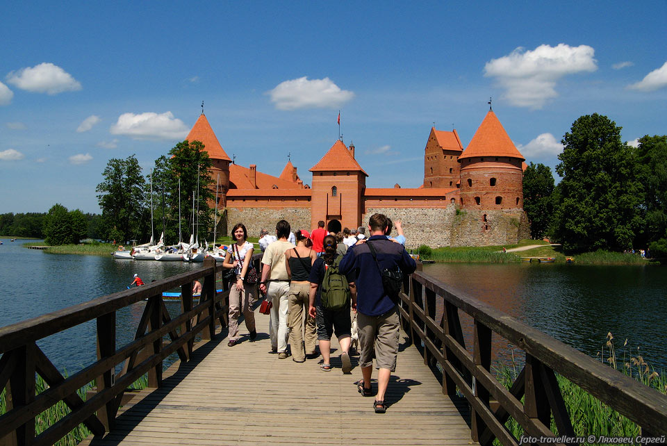 Согласно древним летописям, великий князь литовский Гедимин после 
успешной охоты обнаружил прекрасное место и решил воздвигнуть на нём замок и перенести 
сюда столицу.  Тракайский Островной замок был окончен в 1409. 