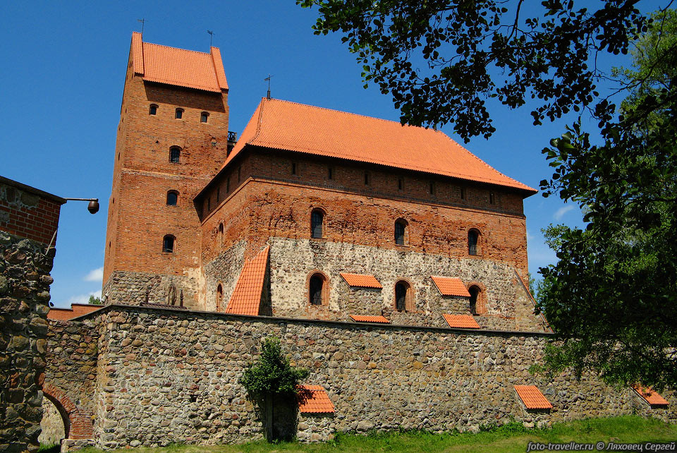 Тракайский Островной замок был мощнейшим и наиболее величественным 
во всем Великом княжестве Литовском. 
Это была одна из самых неприступных крепостей 
во всей Восточной Европе и сочетал в себе функции крепости и дворца.