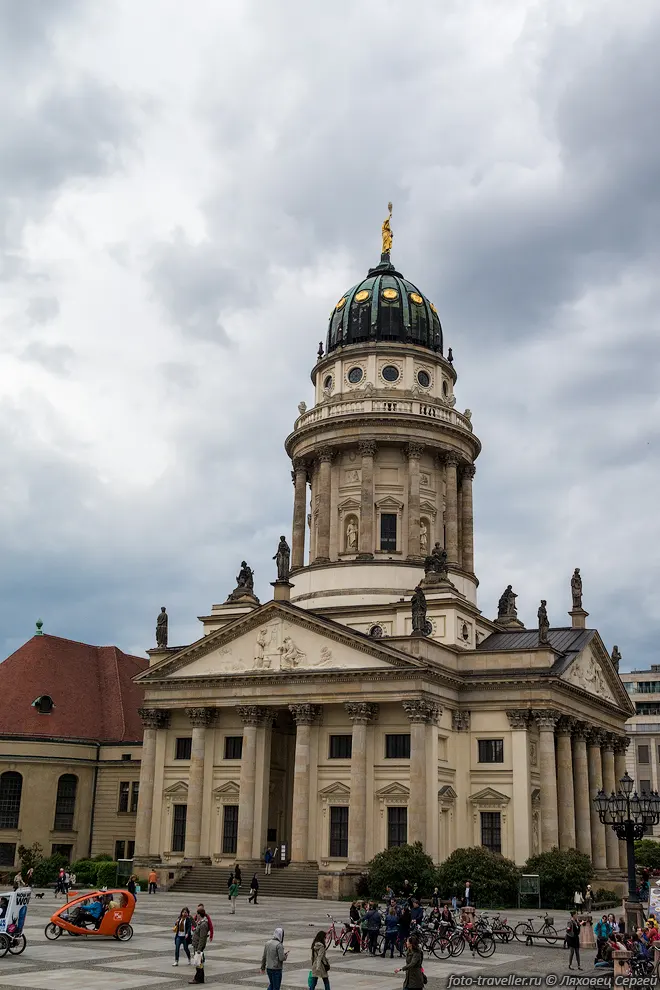 Французский собор (Französischer Dom, Французская церковь Фридрихштадта)
расположена на берлинской площади Жандарменмаркт рядом с Концертным залом.