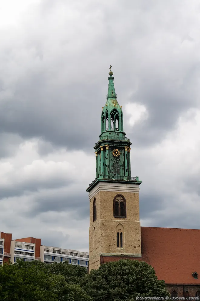 Церковь Святой Марии (Мариенкирхе, St. Marienkirche Berlin) -
самая древняя из действующих церквей Берлина.
Первое упоминание относится к 1292 году. Позже многократно перестраивалась и восстанавливалась.