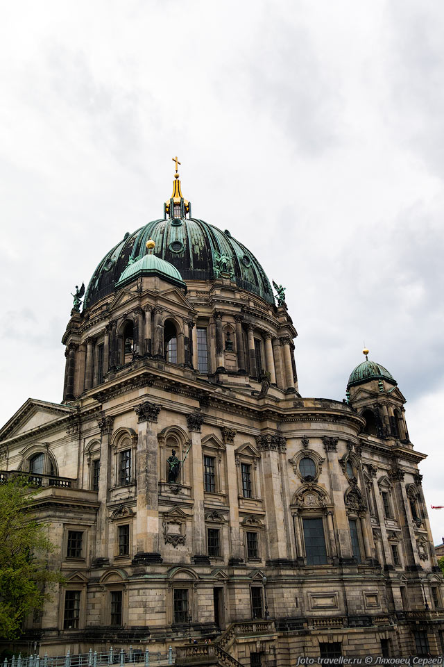 Берлинский кафедральный собор (Berliner Dom) - самая большая протестантская 
церковь Германии.
Возводился в стиле барокко с 1894 по 1905 год в качестве главной церкви прусских 
протестантов. 
В войне пострадал серьезно и в процессе его реконструкции его высота уменьшилась 
с 114 м до 98 метров.