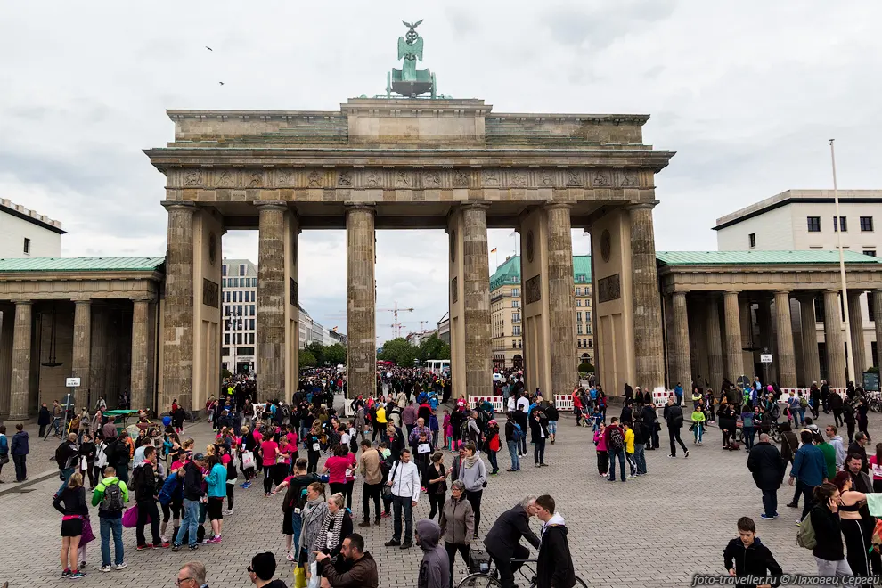 Бранденбургские ворота (Brandenburger Tor) построены в 1788-1791
годах.
Бранденбургские ворота являются самым знаменитым символом Берлина и Германии.
 Образцом для Бранденбургских ворот послужили Пропилеи Акрополя в Афинах.