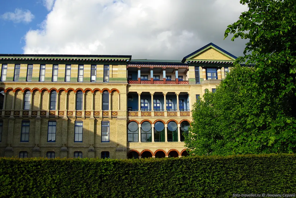 Кембриджский университет основан в 1209 году группой преподавателей
и студентов, 
которые приехали из Оксфорда после стычки между горожанами и студентами