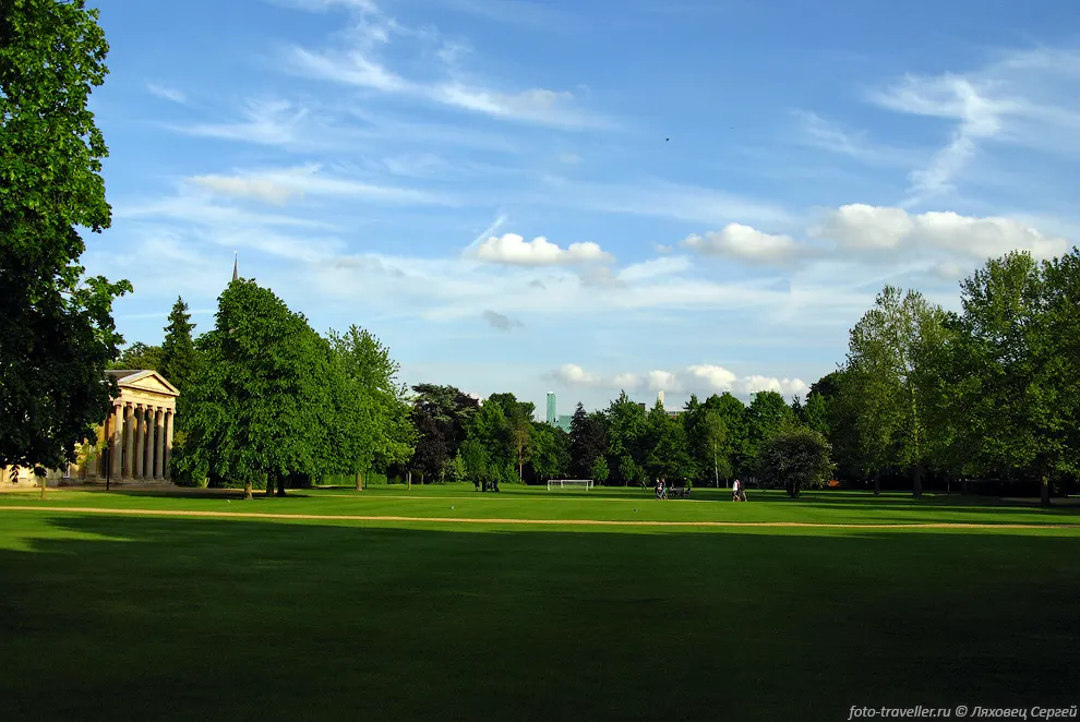 Поляна на территории колледжа.
Downing College основан в 1800 году.