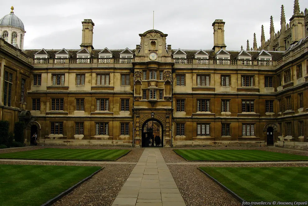 Тринити Холл.
Внутри дворика Тринити колледжа (Trinity College).