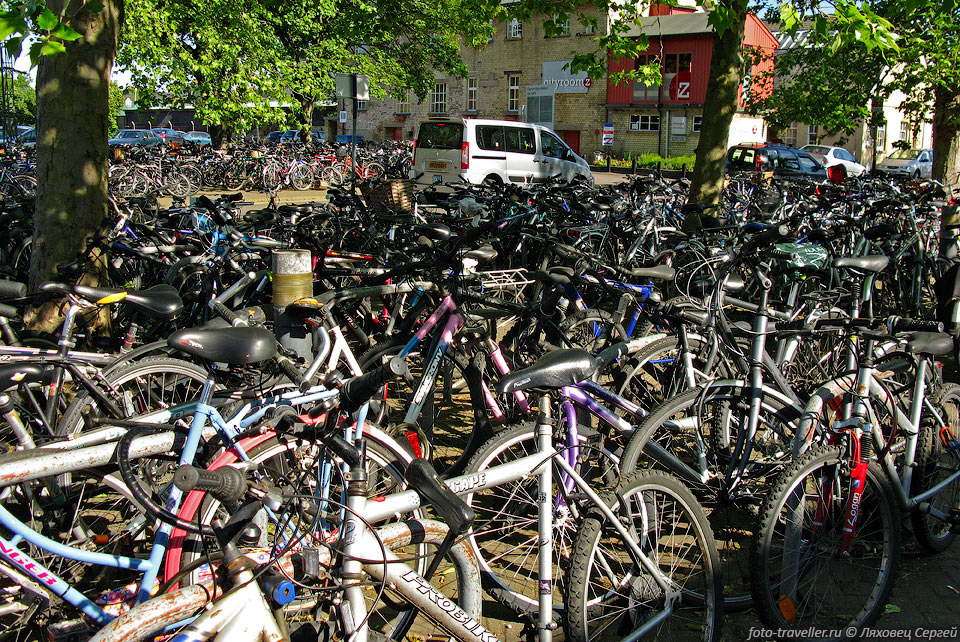 Стоянка велосипедов возле вокзала
Студенты только на велосипедах и ездят.