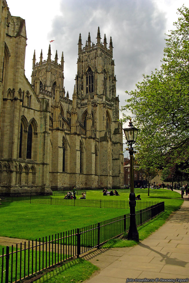 Строительство Йоркского собора продолжалось с 1220 по 1472 годы.

Это уже пятый христианский храм, возведенный на этом месте. Первая церковь была 
построена здесь из дерева в 627 году.