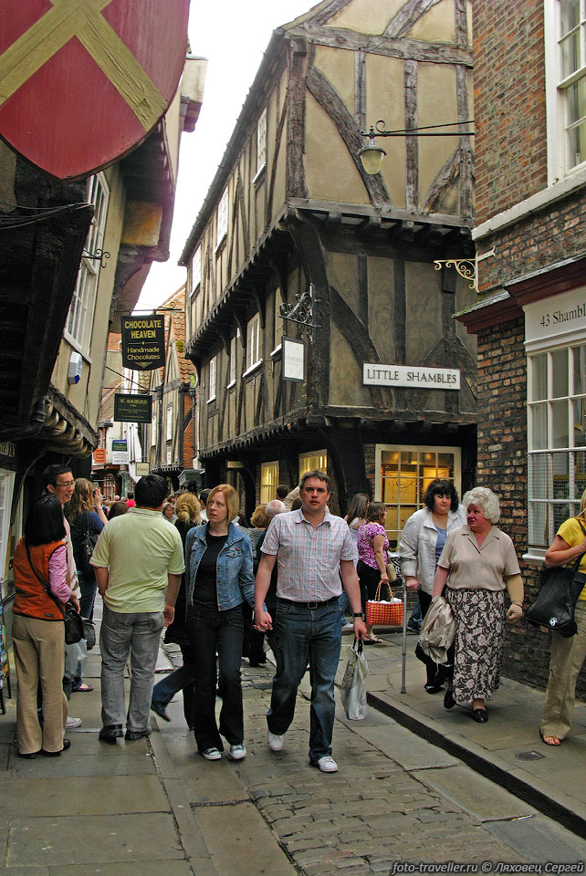 Улица Шамблз (Shambles) - одна из самых хорошо сохранившихся средневековых 
улиц в Европе.
Этой улице не менее 900-та лет. Многие дома тут построены в стиле Тюдор - дерево 
с кирпичом.