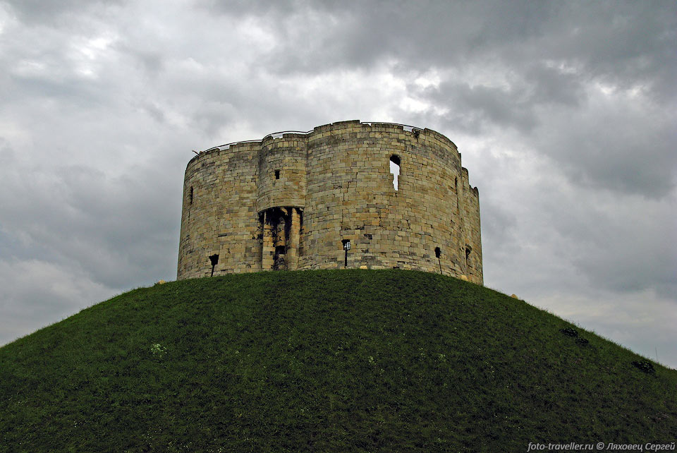 Башня Клиффорда (Clifford’s Tower).
Построенная между 1244 и 1270 годами по приказу короля Генриха III, 
который построил за свое правление множество замков и укреплений.