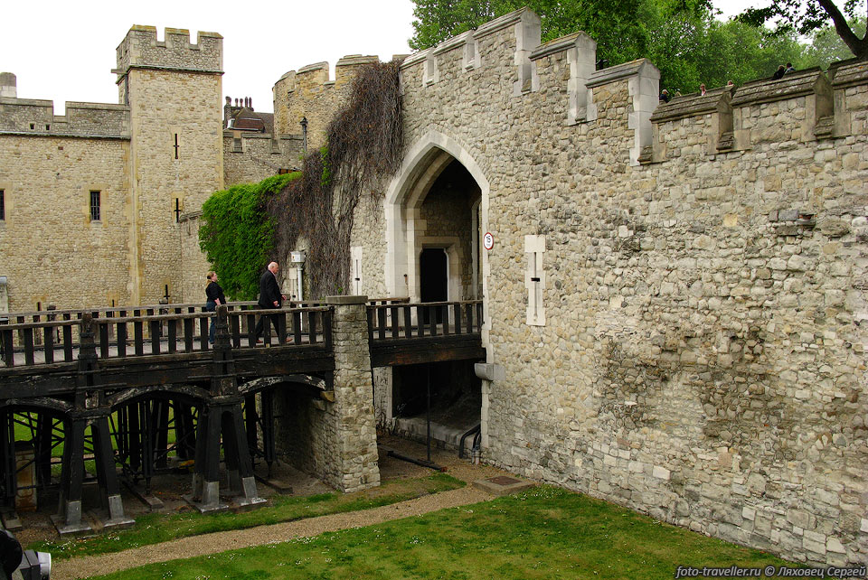 Крепость Тауэр (Tower) - одно из старейших исторических сооружений 
Великобритании.