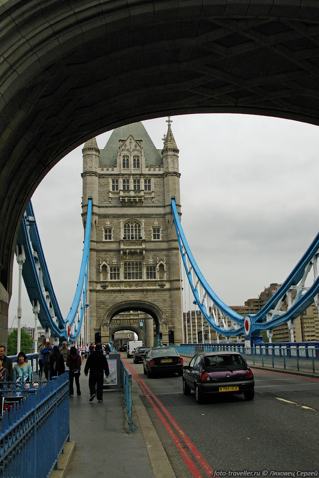 Тауэрский мост (Tower Bridge) - разводной мост в центре Лондона 
над рекой Темзой.