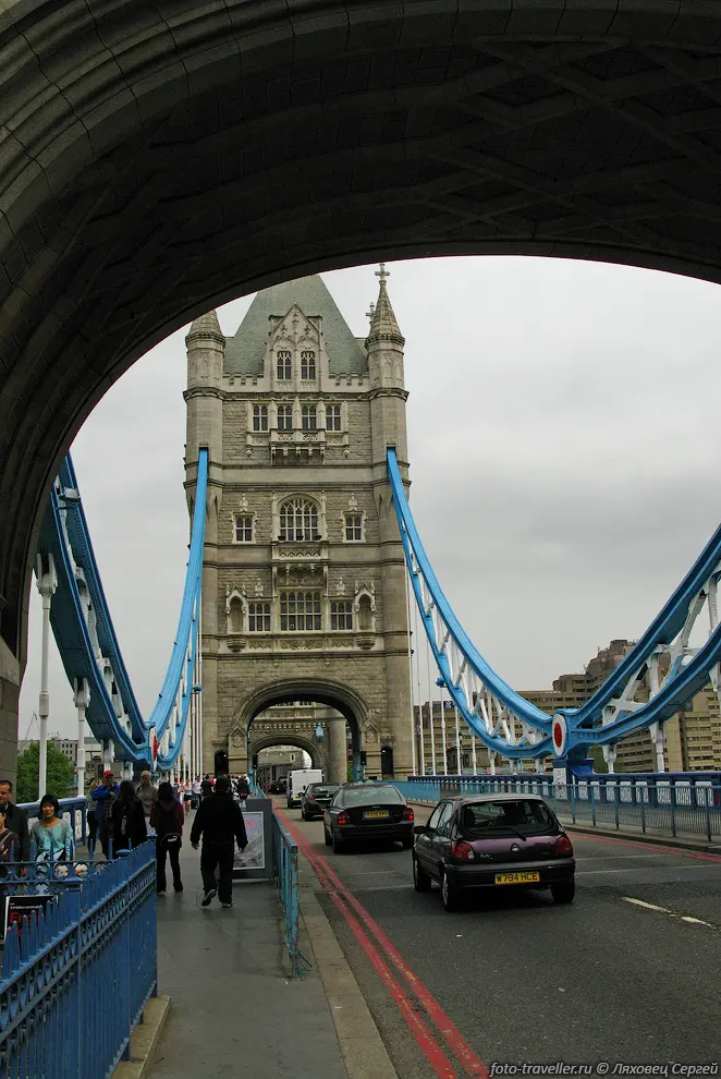 Тауэрский мост (Tower Bridge) - разводной мост в центре Лондона
над рекой Темзой.