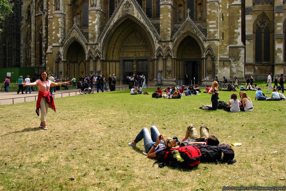 В Великобритании каждая лужайка в центре города служит местом 
для небольших пикников и отдыха.
Толпы людей, ходят, сидят, лежат на траве. Удивительно, но трава при этом не вытаптывается.
Может влажный климат помогает, может трава какая-то особенная.