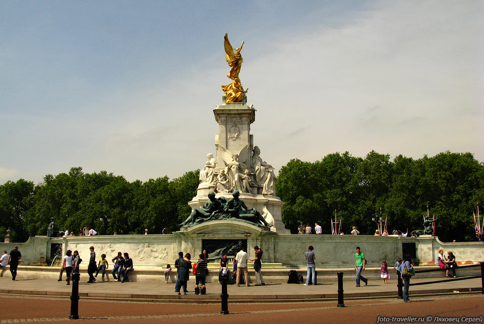 Перед Букингемским дворцом стоит монумент в честь королевы Виктории.