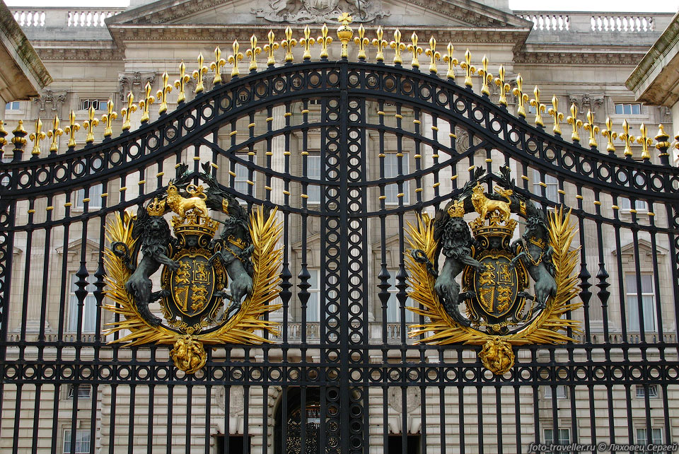 Дворец охраняет Придворный дивизион, состоящий из полка гвардейской 
пехоты и Королевского конно-гвардейского полка.
Каждый день летом проходит церемония смены караула, являющаяся одной из самых знаменитых 
церемоний в Лондоне. 
