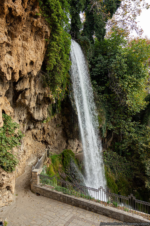 Водопад в поселке Эдесса (Edessa Waterfalls Park).
Все облагорожено до безобразия, природы практически не осталось.