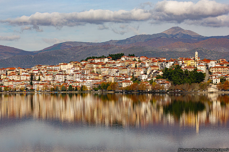 Озеро Орестиада (Lake Orestiada, Lake Kastoria) и городок Кастория.
Озеро считается одним из самых красивых на Балканах.