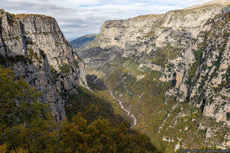 Ущелье (каньон) Викос - ущелье в греческом национальном парке 
Викос-Аоос.
В длину около 20 километров, глубина от 450 до 1600 метров, а ширина от 400 до пары 
метров в самых узких местах.