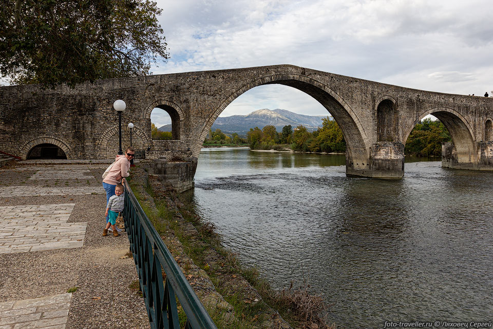 Старый мост в городе Арта (Arta Old Bridge)
Строительство моста восходит к эпохе Деспотата, современный вид мост получил к 1602 
году.
