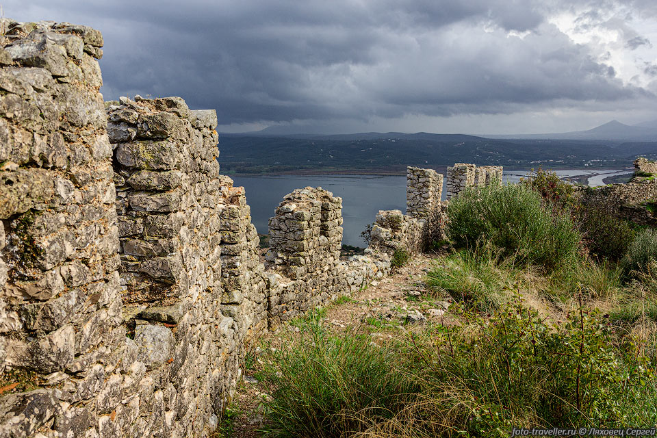 Крепость Палеокастро (Paleokastro) находится на холме Корифасионе.
Изначально называлась Наварин. Построена в 1287 году Николасом де Сент-Омер.
Стены крепости были относительно тонкими, но высокими.