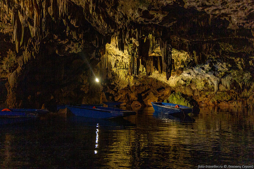 Пещеры Диру (Влихада, Глифада, Cave of Vlihada, Diros Caves) 
расположены на юге Пелопоннеса, на полуострове Мани возле моря.
В этой местности есть три пещеры, но только одна открыта для посещения.