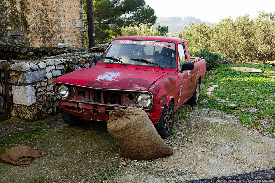 Старая машина.
Многие районы Греции живут довольно бедно, одни сады и разруха.