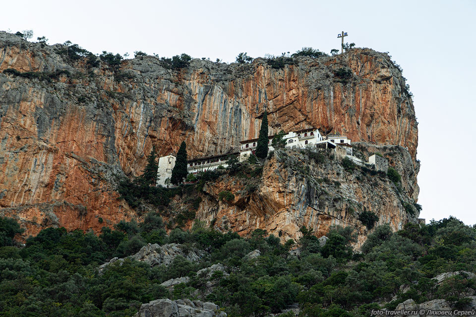  Святой монастырь Элоны (Elona Monastery) - построен на громадной 
скале горного хребта Парнон.
Основание монастыря датируется концом 12-го - начала 13-го века.
Монастыри и церкви в Греции везде.