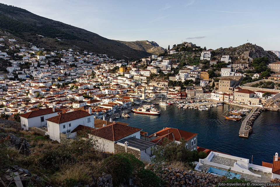 Крупнейшее поселение на острове - город Идра.
Дома расположены вокруг гавани, имея в плане форму полумесяца.