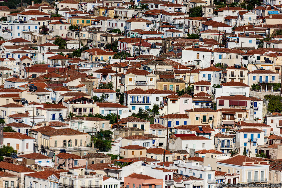 Плотная застройка маленькими домами на островах - визитная карточка 
Греции