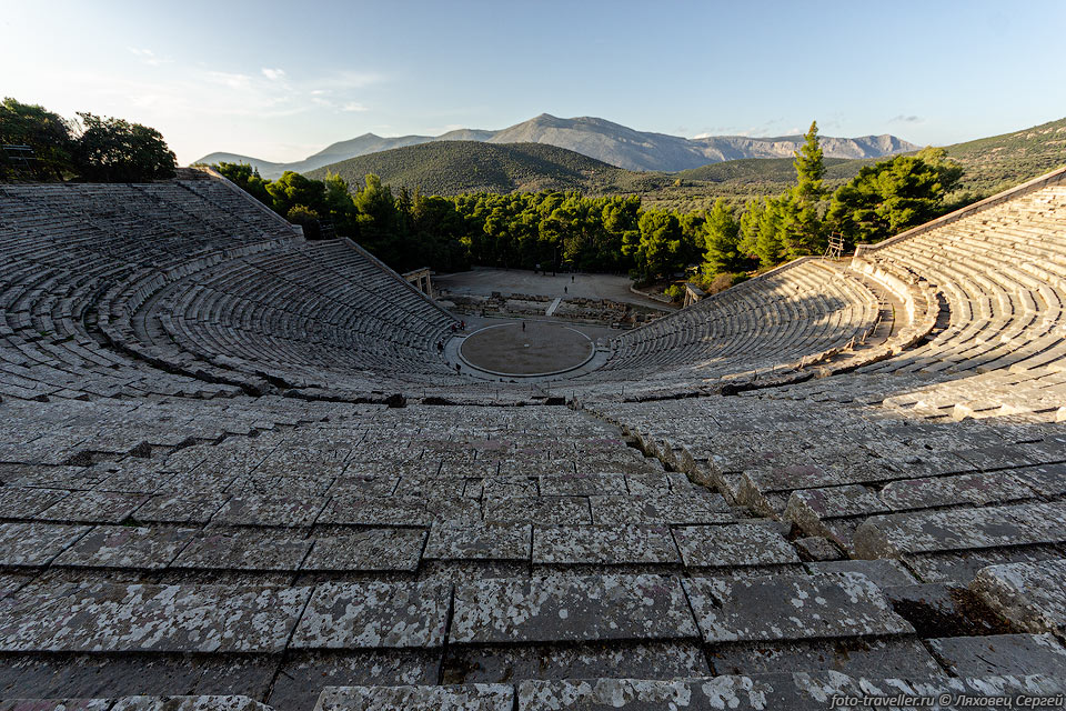 Театр в Эпидавре (Theatre of Epidavros) - наиболее хорошо сохранившийся 
из древнегреческих театров.