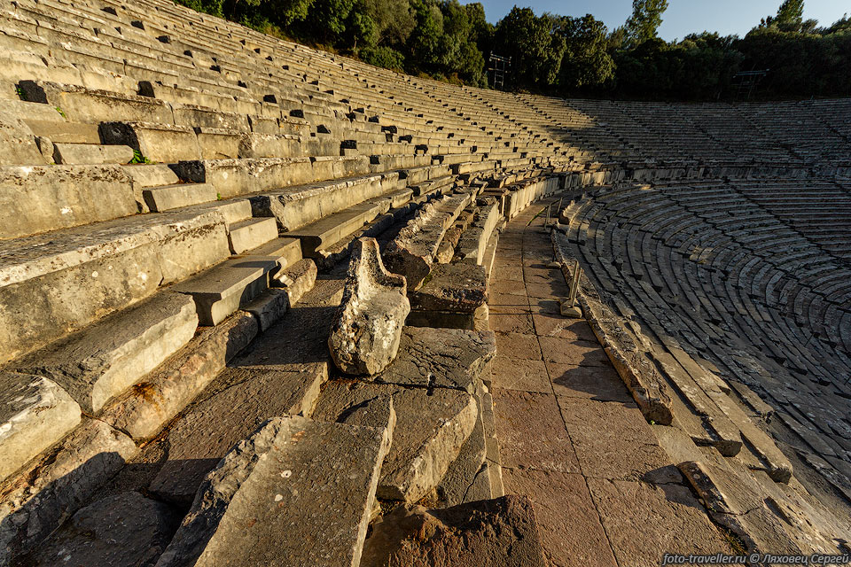 Древний театр был открыт после раскопок, которые провёл археолог 
Панагис Кавадиас в период 1870-1926 годов.
Позже на сцене этого древнего театра ставились различные спектакли.