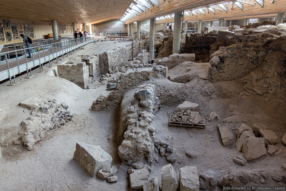 Акротири (Akrotiri) - раскопоки на месте поселения
 бронзового века на Санторини, относимого к минойской цивилизации.