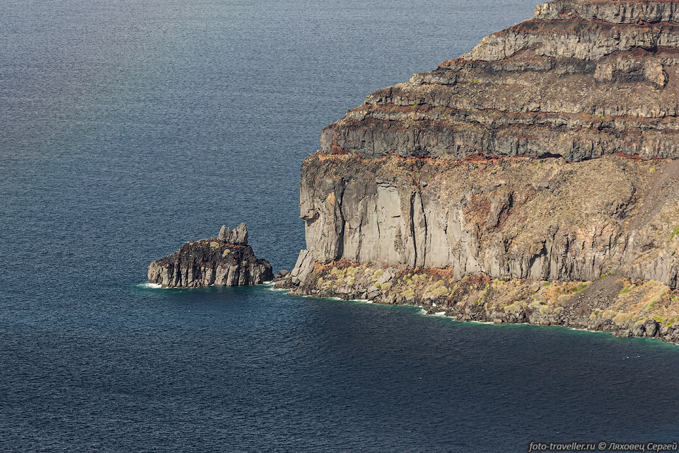 Обрывы на острове Санторини с внутренней части кальдеры