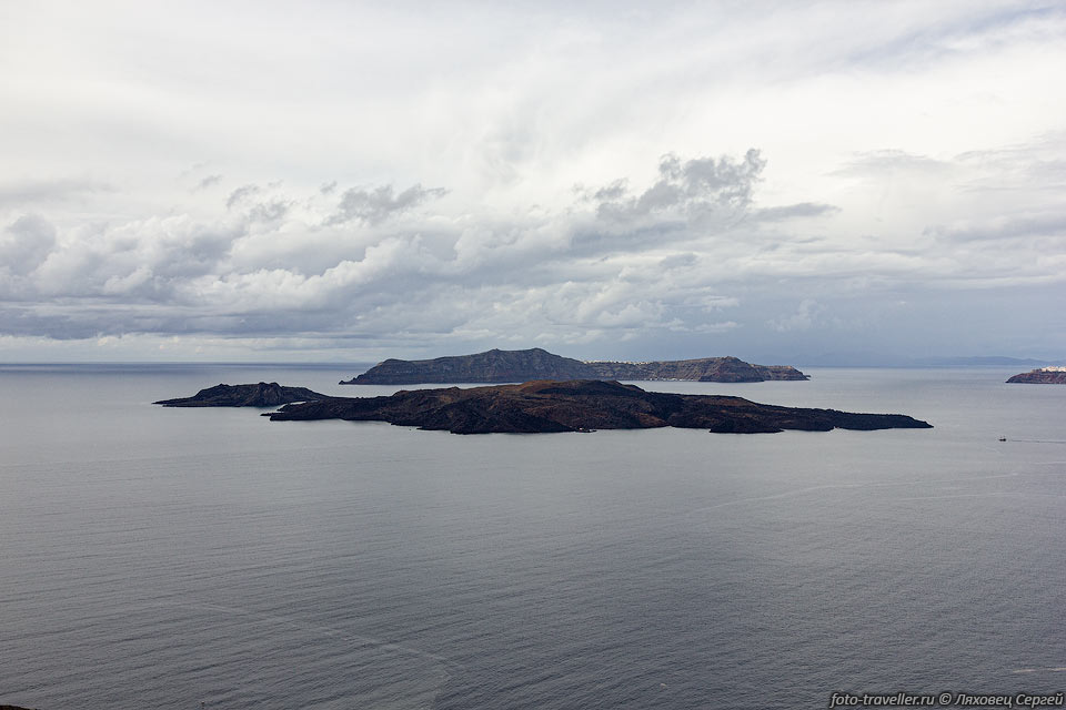 Остров находится на стыке двух плит - Африканской и Евразийской,

что способствует возникновению повышенной вулканической активности