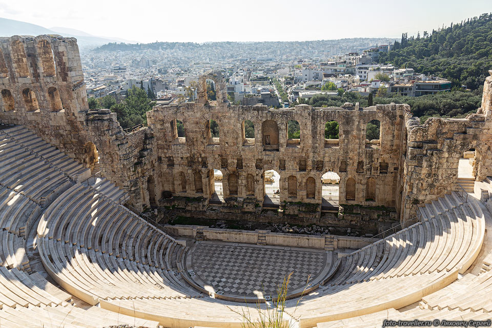 Одеон Герода Аттика, Иродион- располагается в Акрополе.