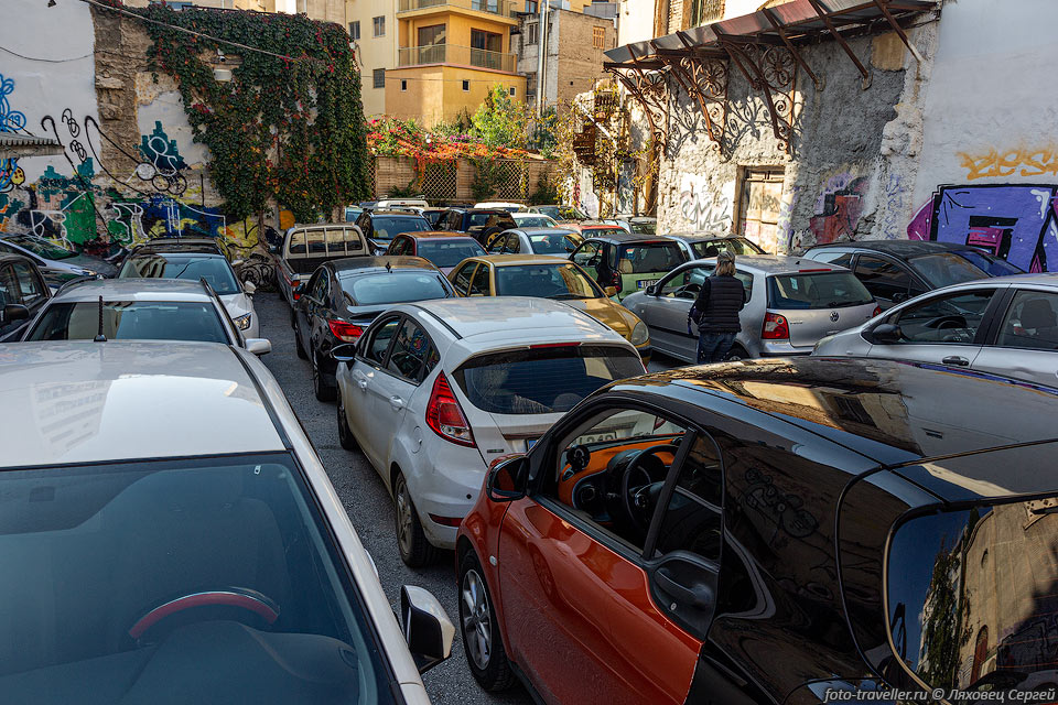 С парковками в Афинах проблема.