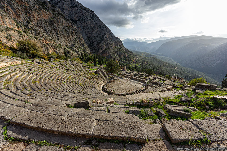 Театр Дельф построен в 2-м веке до н.э.