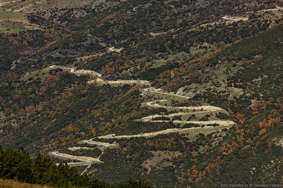 Серпантин дороги на склоне горы Олимп
