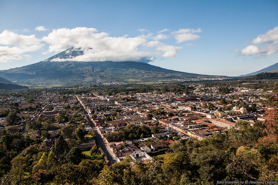 Старая столица Гватемалы - город Антигуа (Antigua) - убегающая 
столица.
Вид со смотровой площадки, расположенной над городом.