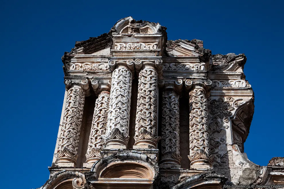 Остатки фасада иглесии (церкви) Аль-Кармен (El Carmen church).
Построена в 1728 году в стиле барокко.
В последствии разрушена землетрясением.