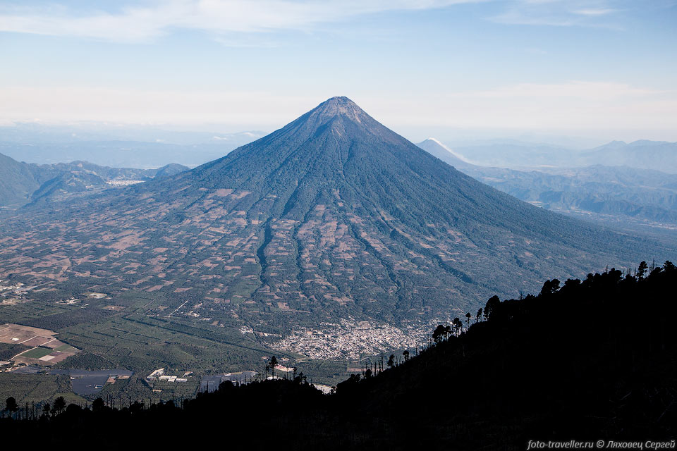 Вулкан Агуа (3761 м), известен тем, что в прошлом разрушил столицу.
На территории страны насчитывается 33 вулкана.