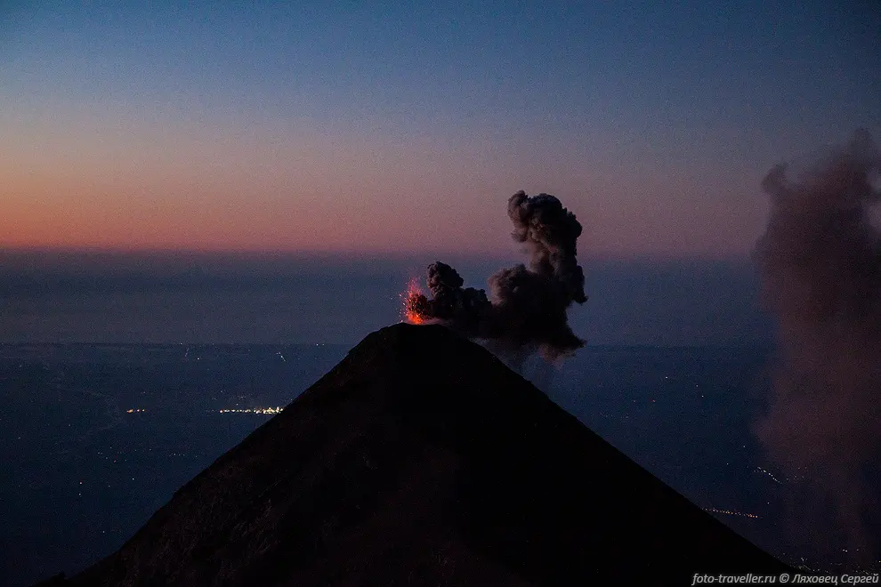 Рядом с вершиной вулкана Акатенанго (Volcan de Acatenango, 3976
м) находится извергающийся вулкан Фуэго (Volcan de Fuego, 3763 м). 
В общем-то ради этого и поднимаются на Акатенанго.