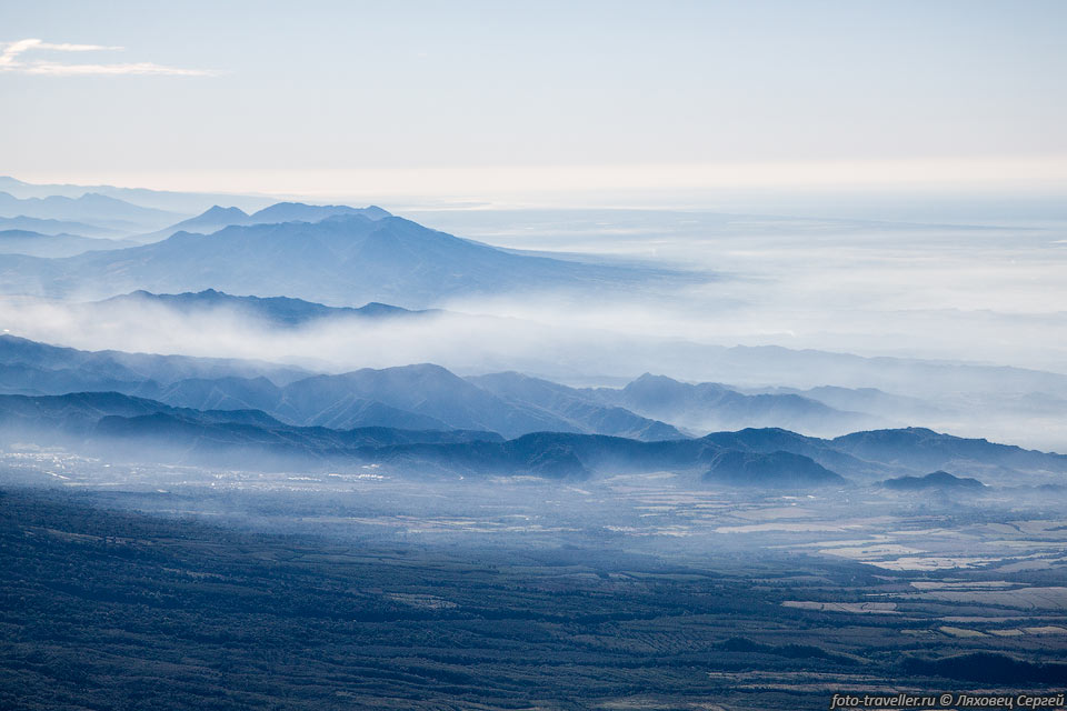 С вершины вулкана Акатенанго открывается красивый вид на горы 
и вулканы