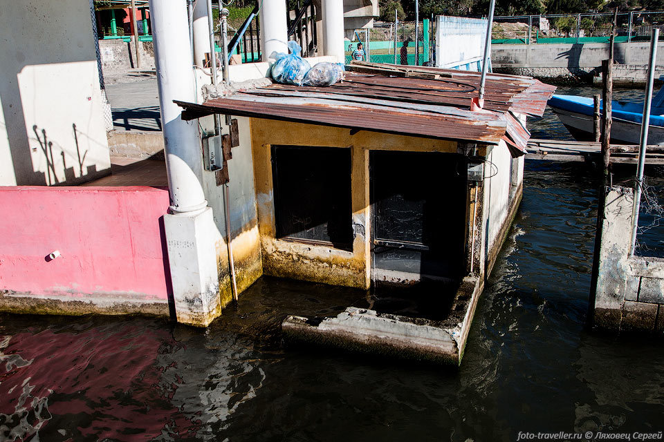 Подтопленное строение на берегу озера Атитлан, следующего пункта 
нашего путешествия