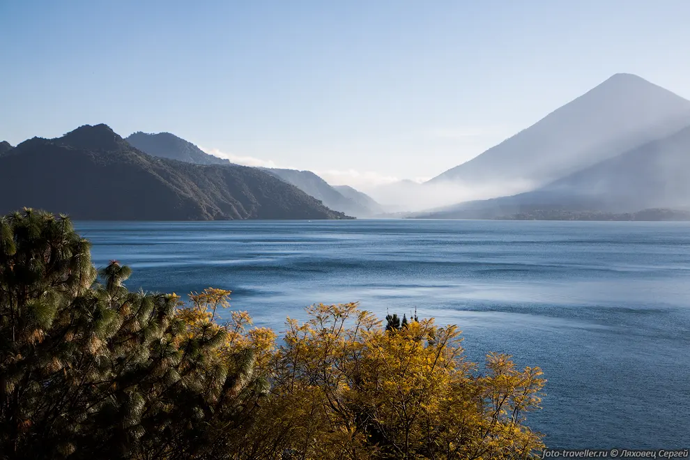 Красивое озеро Атитлан (Lago de Atitlan) занимает запруженную
при извержении долину.
Площадь озера более 130 км². Название переводится с языка майя как "место, где радуга 
обретает цвета".