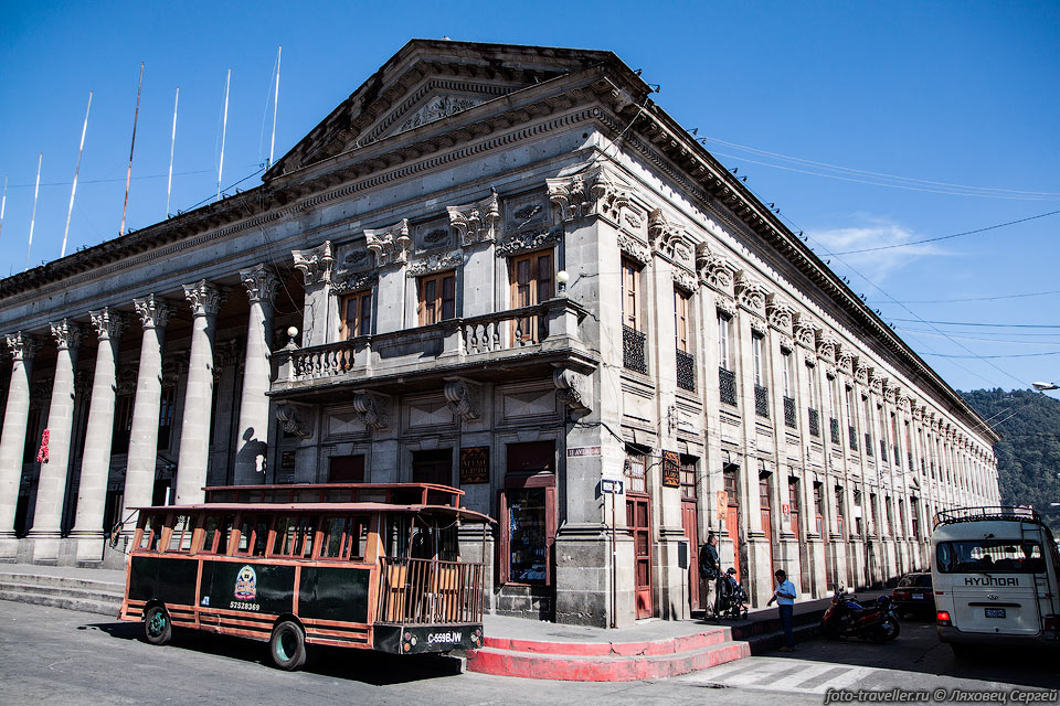 Здание администрации (Palacio Municipal) в центре города Кесальтенанго