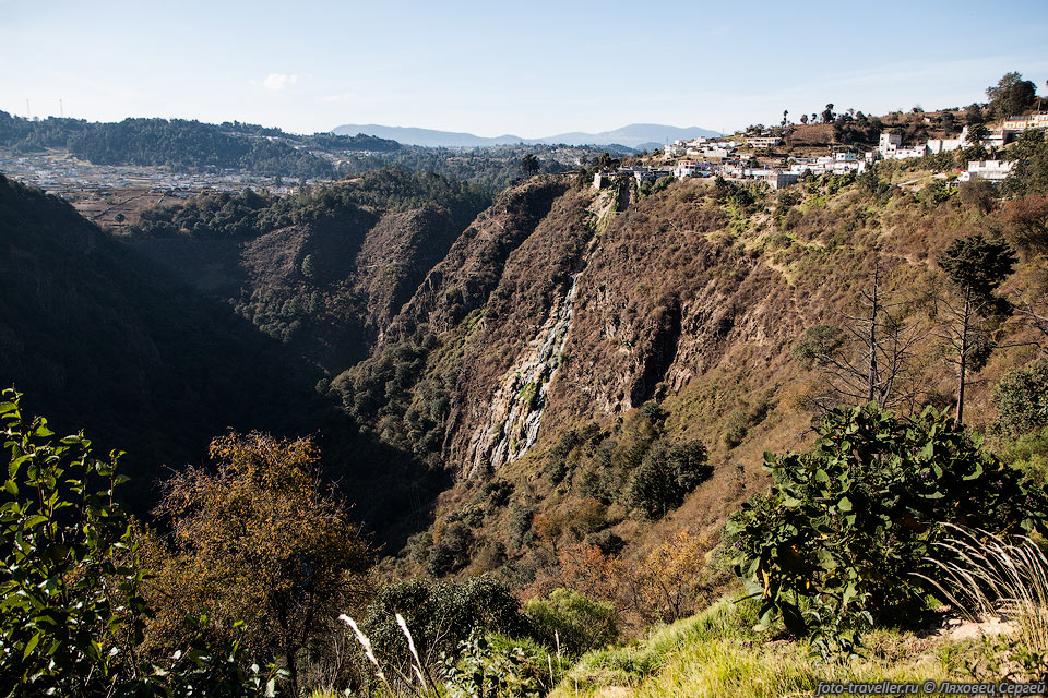 Маловодный водопад вытекает из поселка Сан-Кристобаль (San Cristobal).
Или это канализация?