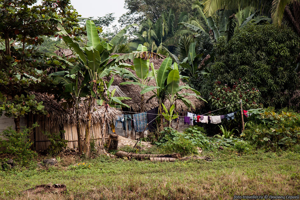 В деревнях гватемальцы живут бедно, кроме дома-сарая и какой-то 
мелкой утвари ничего нет.
Дома очень часто ютятся на обрывах, занимая любой лоскут земли.