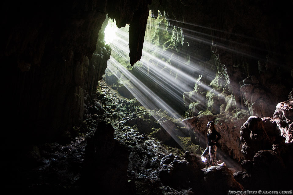 Первая пещера Хулик (Juliq Cave, July Ik') с красивой натечкой 
и небольшими объемами