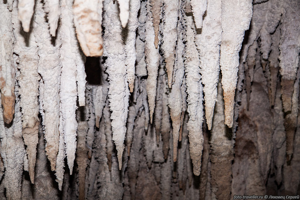 Белые сталактиты в пещере Хулик